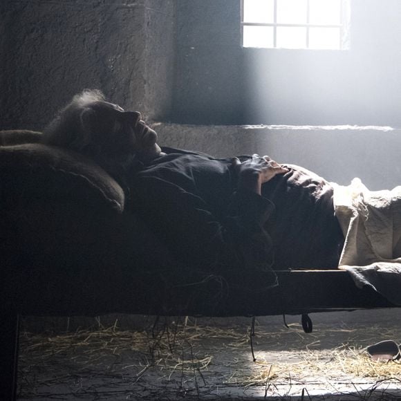 Augusto (Marco Nanini) é encontrado por Amália (Marina Ruy Barbosa) em uma aldeia distante na novela 'Deus Salve o Rei'