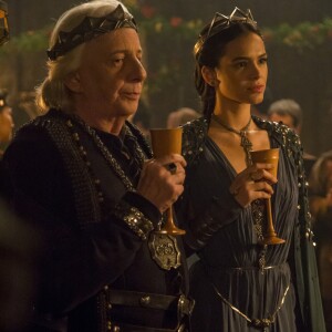 'Minha filha... Uma assassina!', lamenta Augusto (Marco Nanini) sobre Catarina (Bruna Marquezine) ao conversar com Amália (Marina Ruy Barbosa) na novela 'Deus Salve o Rei'