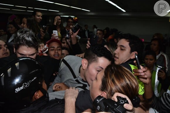 Christian Chávez causou alvoroço entre os fãs no aeroporto