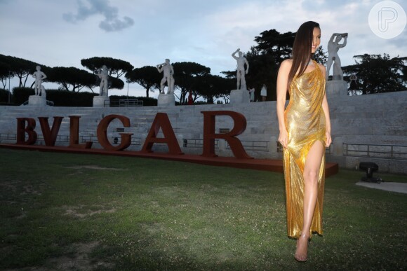 Bella Hadid atraiu olhares ao prestigiar o jantar da marca BVLGARI no Stadio dei Marmi, em Roma, na Itália, em 28 de junho de 2018