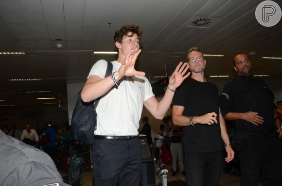Shawn Mendes conversou com fãs ao notar o tumulto no aeroporto