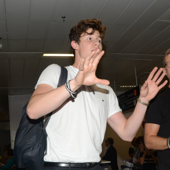 Shawn Mendes conversou com fãs ao notar o tumulto no aeroporto