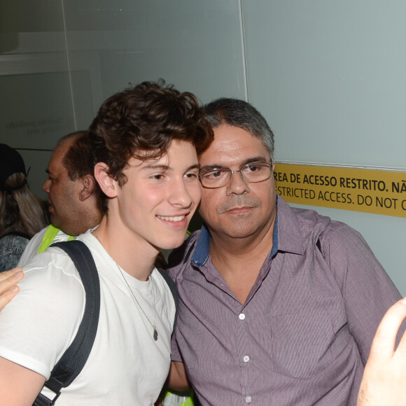 Shawn Mendes foi abordado por fãs de diversas idades ao chegar em SP
