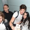 Shawn Mendes posa para fotos com fãs em aeroporto de São Paulo
