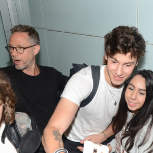 Shawn Mendes posa para fotos com fãs em aeroporto de São Paulo