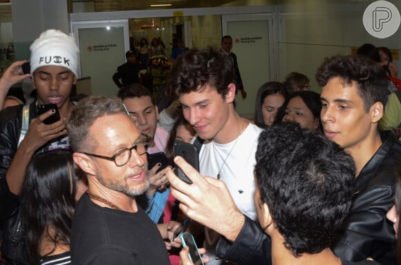 Shawn Mendes organiza fãs para atendê-los em Guarulhos