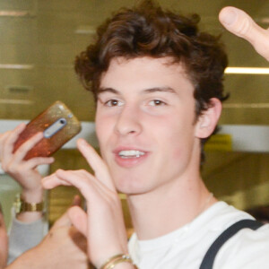 Shawn Mendes conversou com admiradores em São Paulo