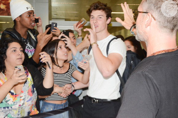 Shawn Mendes organiza fãs para atendê-los em aeroporto de São Paulo nesta sexta-feira, dia 29 de junho de 2018