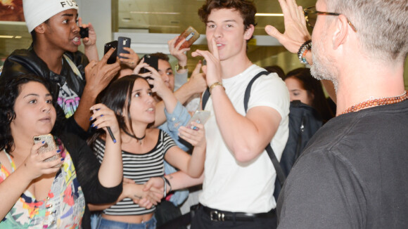 Shawn Mendes organiza fãs para fotos em aeroporto de SP: 'Têm que se acalmar'