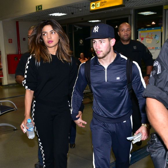 Nick Jonas e nova namorada, Pryanka Chopra, embarcam de mãos dadas em SP nesta sexta-feira, dia 29 de junho de 2018