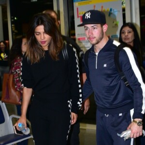 Nick Jonas e nova namorada, Pryanka Chopra, escolheram looks confortáveis para a viagem a Goiânia