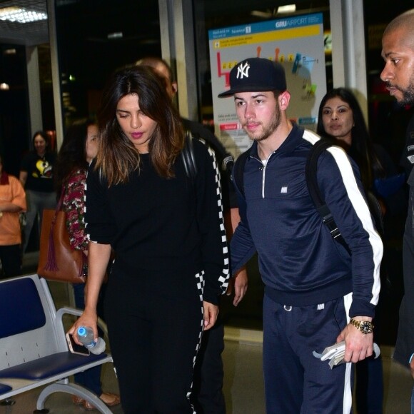 Nick Jonas e nova namorada, Pryanka Chopra, escolheram looks confortáveis para a viagem a Goiânia