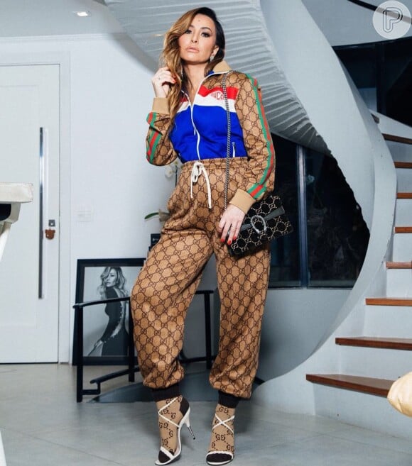 'Mamãe toda de Gucci pra ir passear', escreveu Sabrina Sato no Instagram