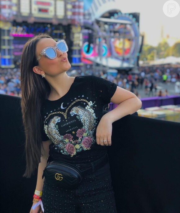 Larissa Manoela escolhe visual rocker para o VillaMix