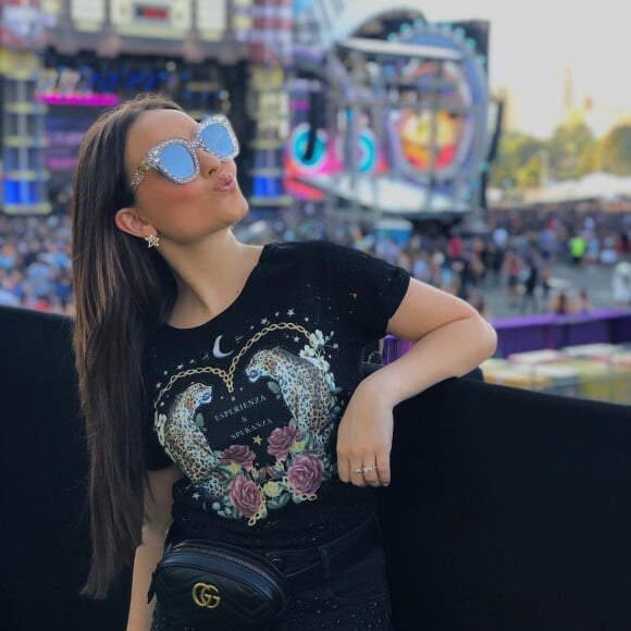 Larissa Manoela escolhe visual rocker para o VillaMix