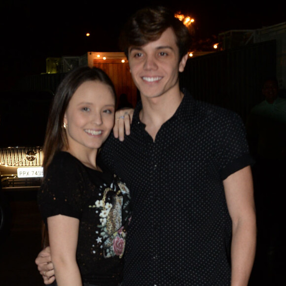 Larissa Manoela vai ao VillaMix acompanhada do namorado, Leo Cidade