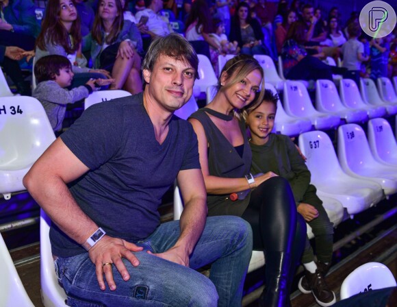 Acompanhada do noivo, Adriano Ricco, Eliana levou o filho para assistir 'Dinos Expercience' 