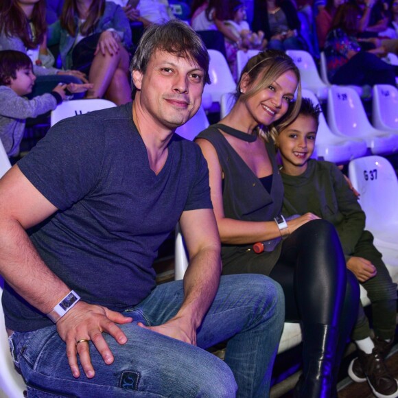 Acompanhada do noivo, Adriano Ricco, Eliana levou o filho para assistir 'Dinos Expercience' 