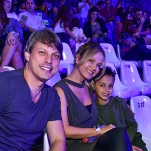 Eliana e o noivo, Adriano Ricco, levaram o pequeno Arthur para assistir 'Dinos Expercience'