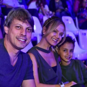Eliana posou para fotos com o noivo, Adriano Ricco, e o filho, Arthur, na noite deste sábado, 30 de junho de 2018