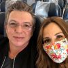 Ana Furtado posa com máscara ao lado de Boninho durante viagem de avião a São Paulo, em 1º de julho de 2018