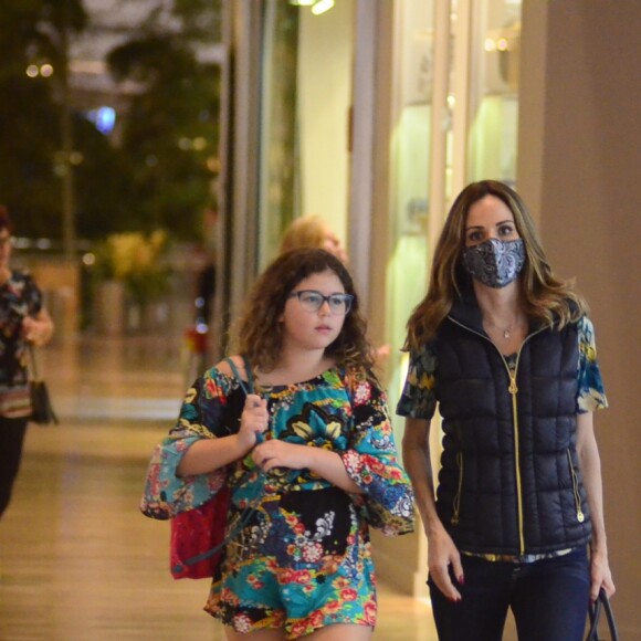 Ana Furtado foi fotografada de máscara ao lado da filha, Isabella