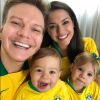 Michel Teló e Thais Fersoza mostraram os filhos, Melinda e Teodoro, com camisas da Seleção para assistir ao jogo entre Brasil e México, nesta segunda-feira, 2 de julho de 2018
