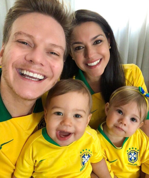 Michel Teló e Thais Fersoza mostraram os filhos, Melinda e Teodoro, com camisas da Seleção para assistir ao jogo entre Brasil e México, nesta segunda-feira, 2 de julho de 2018