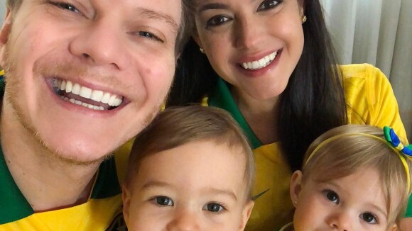 Michel Teló mostra Melinda e Teodoro com camisas da Seleção: 'Vamos, Brasil'