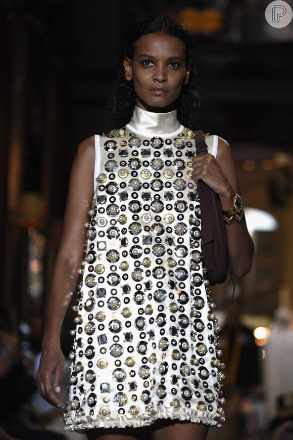 A top model etíope Liya Kebede vestiu um modelo com corte em "A" e bordados de pérolas cristais 