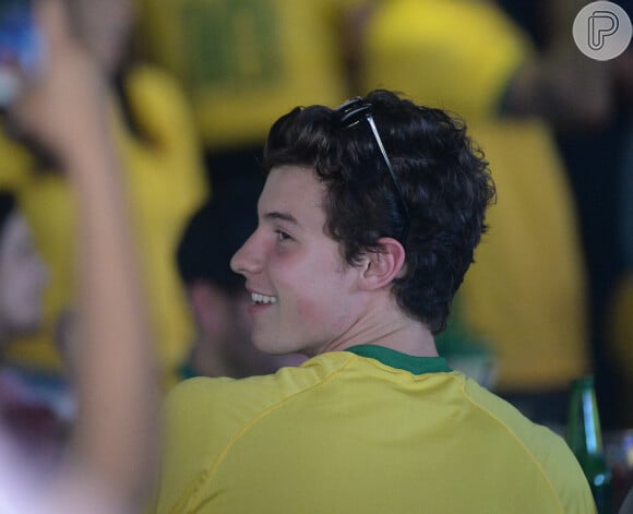 Shawn Mendes conferiu o jogo do Brasil com a camisa da Seleção