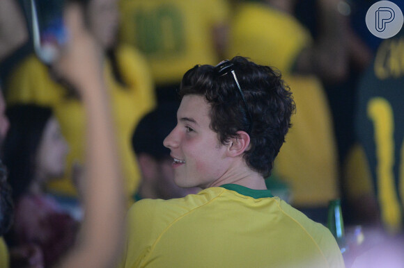 Shawn Mendes viu o jogo do Brasil com camisa da Seleção