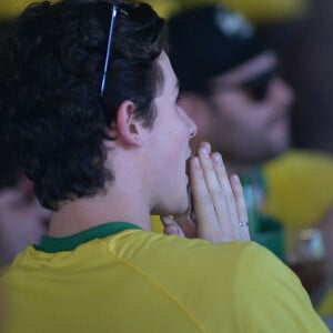 Shawn Mendes assistiu ao jogo do Brasil em um bar de Goiânia