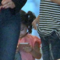Filha de Vanessa Giácomo não desgrudou do celular ao passear com a mãe em shopping do Rio