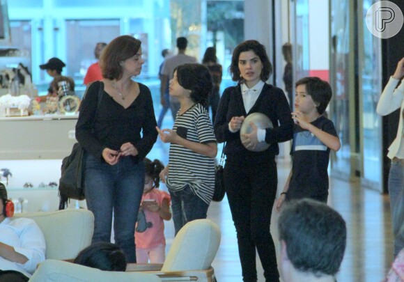 Filha de Vanessa Giácomo não desgrudou do celular ao passear com a mãe em shopping do Rio