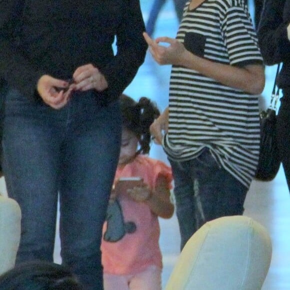 Filha de Vanessa Giácomo não desgrudou do celular ao passear com a mãe em shopping do Rio