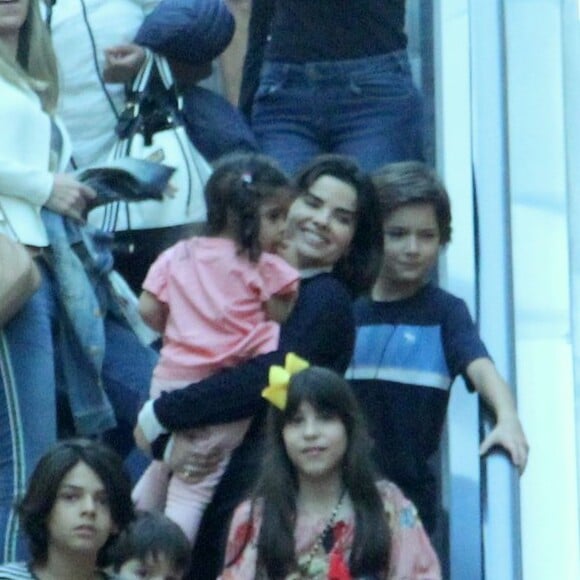 Passeio em família! Vanessa Giácomo carregou a filha, Maria, de 3 anos, no colo em shopping. Fotos!