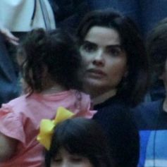 Vanessa Giácomolevou a filha caçula, Maria, no colo, em passeio por shopping do Rio