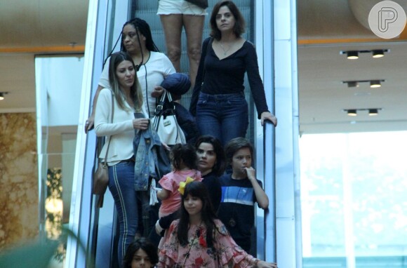 Vanessa Giácomolevou a filha caçula, Maria, no colo, em passeio por shopping do Rio
