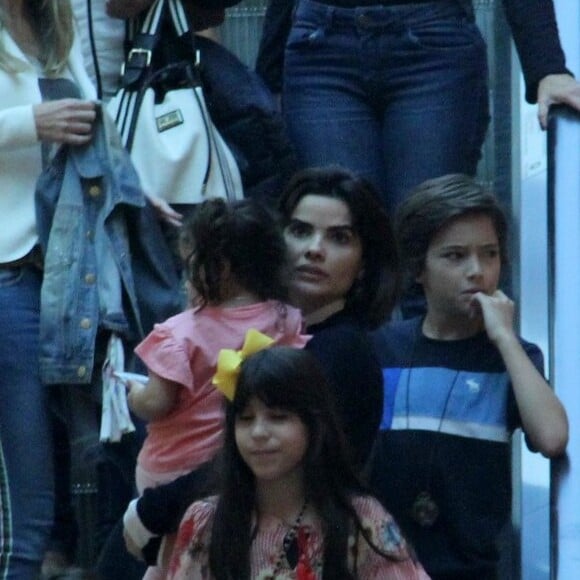 Vanessa Giácomolevou a filha caçula, Maria, no colo, em passeio por shopping do Rio