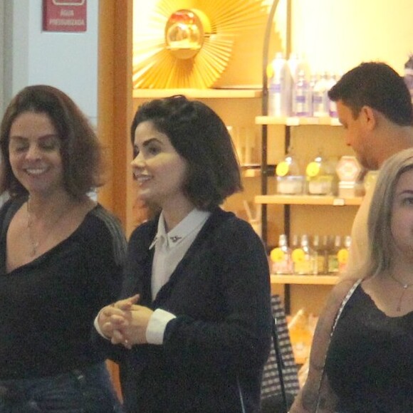 Vanessa Giácomo tirou a tarde desta segunda-feira, 2 de julho de 2018, para passeio em shopping do Rio