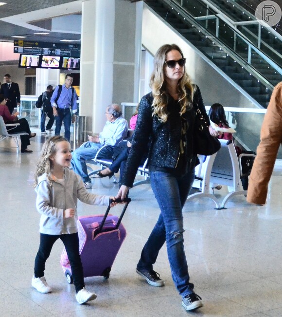 Fernanda Rodrigues embarcou com a filha no aeroporto Santos Dumont, no Rio de Janeiro, nesta terça-feira, 22 de julho de 2014