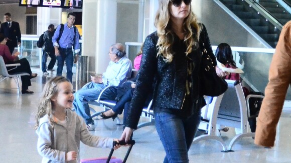 Fernanda Rodrigues embarca com a filha, Luisa, de 4 anos, em aeroporto do Rio