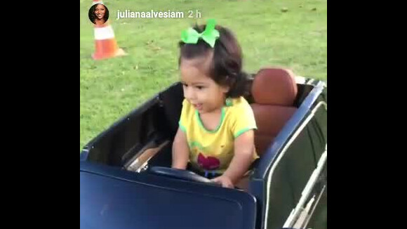 Juliana Alves filha a filha, Yolanda, andando de carrinho elétrico