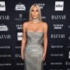 Elas usam Versace: em setembro de 2017, Kardashian também escolheu a malha metálica para evento da revista Harper's BAZAAR