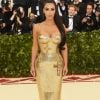 Elas usam Versace: Kim Kardashian também optou pela malha metálica em look usado no baile de gala do Metropolitan, o Met Gala, em 2018