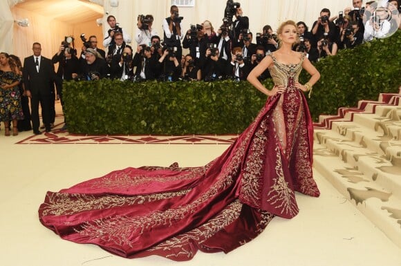 Elas usam Versace: uma das mais bem vestidas do baile, Blake Lively escolheu um look poderoso de veludo bordado