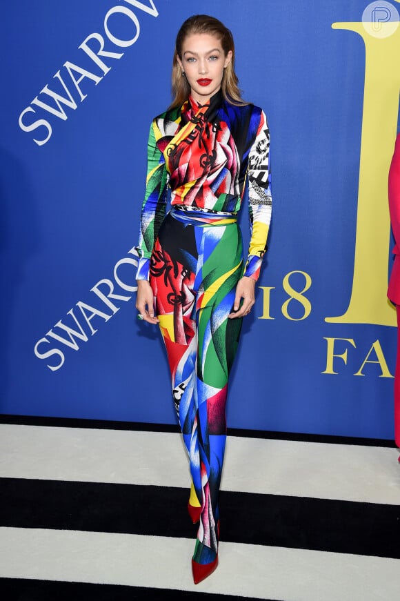 Elas usam Versace: para receber o prêmio do CDFA (2018), Gigi Hadid escolheu um macacão estampado