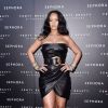 E Rihanna apostou na cintura marcada em lançamento de sua linha de maquiagens em Milão