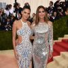 No Met Gala de 2017, Kendall Jenner e Cindy Crawford ousaram nos recortes